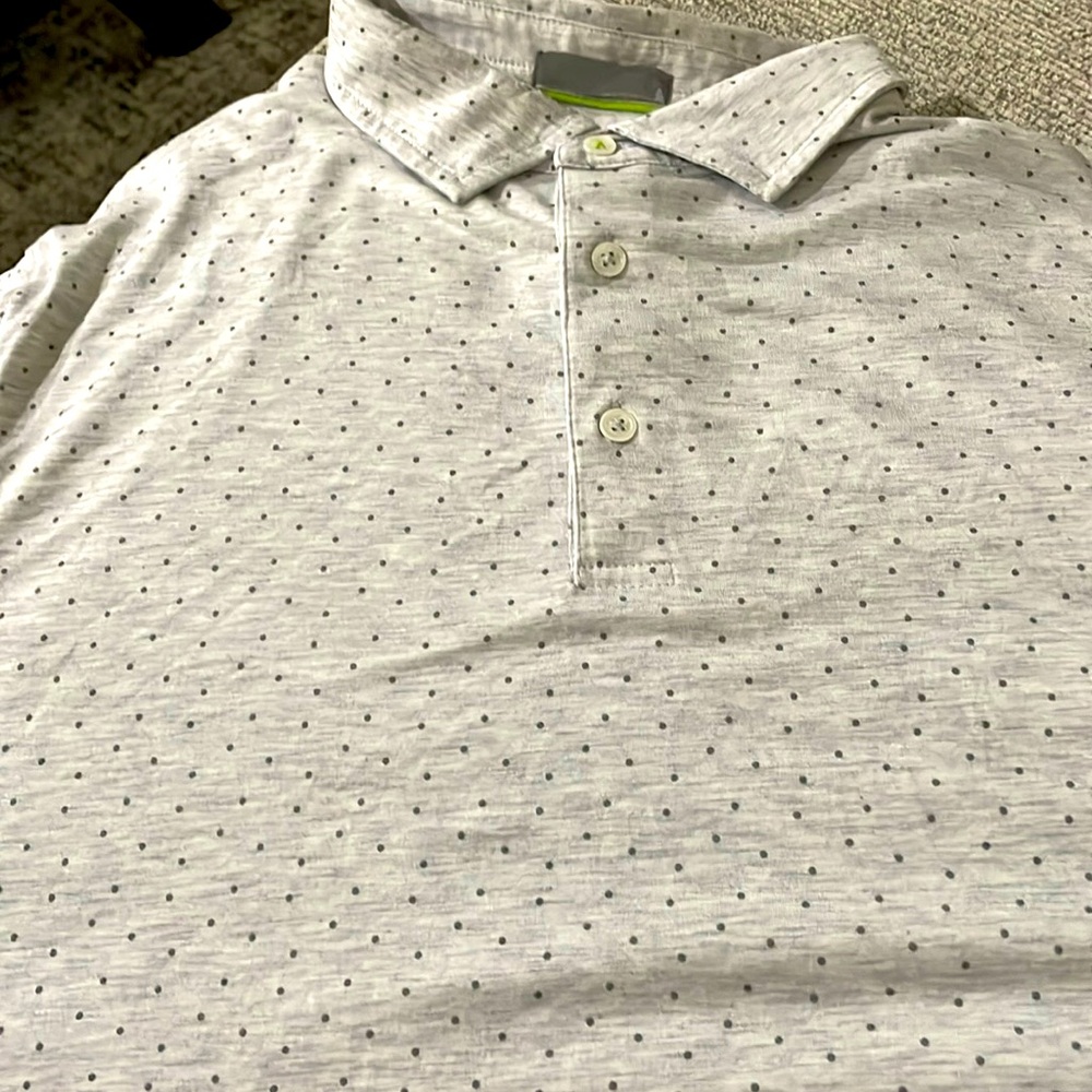 Men’s Tasc golf polo, Size XL, light grey with dark grey polka dots